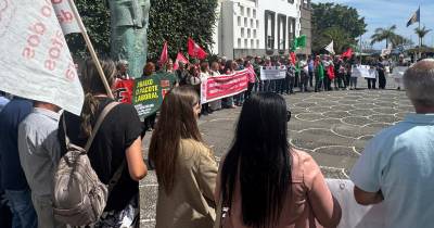 Manifestação reúne cerca de 100 pessoas com “80% de adesão à greve”, reitera o sindicato