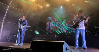 Delfins enchem baixa de Santa Cruz