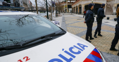 Um homem detido no domingo, em Lisboa, por ter matado a mulher na via pública, em contexto de violência doméstica, ficou em prisão preventiva.