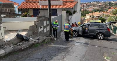 Danos na viatura e nas estruturas da casa são elevados.