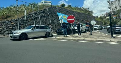 Viaturas ficaram imobilizadas junto à rotunda.