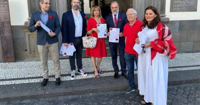 Deputados municipais do PS no Funchal entregam texto sob a forma de protesto contra o silêncio nas comemorações do 25 de abril