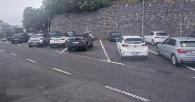 Viaturas ligeiras ocupam os espaços dos autocarros de turismo no miradouro do cabo Girão.