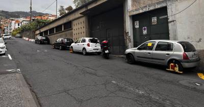 Carros multados na Rua do Comboio