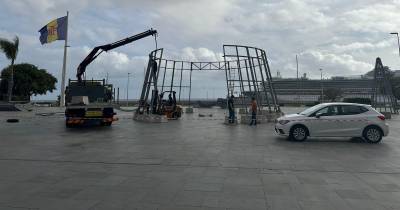 Árvore de Natal começa a ser montada na Praça do Povo