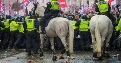 Manifestação convocada pelo ativista de extrema direita Tommy Robinson mobilizou cerca de 110 mil pessoas.