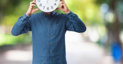 Lembrete: Quando for 1h00 o relógio avança para as 2h00