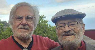 Padre Martins Júnior com o escultor Francisco Simões, na Alegria.