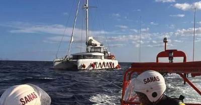 Catamarã rebocado para a Marina do caniçal após operação de salvamento em Santa Cruz