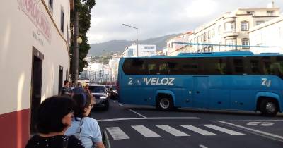 Estacionamento irregular deixa Avenida 5 de Outubro bloqueada (com fotos)