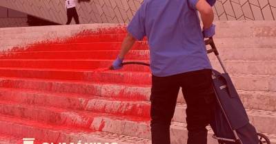 O movimento de ativistas ambientais Climáximo despejou tinta no edifício como forma de protesto contra a empresa.