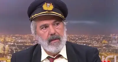 Já conhece o homem que se encontra entre o irracional e o sério e que expõe “o absurdo da política”