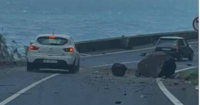 Eram visíveis as pedras espalhas na via.