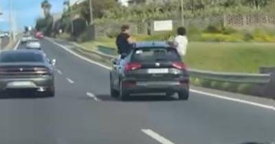 Jovens sentados à janela de uma viatura arriscam-se na via rápida (com vídeo)