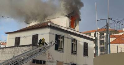 Incêndio em casa devoluta continua ativo