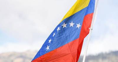 Segundo a imprensa venezuelana, os militares e polícias foram acusados de pretender assaltar, em 2019, a Base Militar Grande Mariscal Sucre e o Comando 53.º da Guarda Nacional Bolivariana (polícia militar).