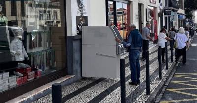 Caixa multibanco ‘estacionada’ na Rua 31 de Janeiro apanha transeuntes de surpresa