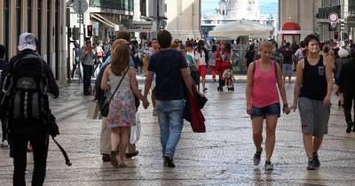 Imigração aumenta a população residente.
