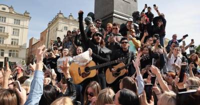 Depois de encher o MEO Arena, o vocalista dos ‘Thirty Seconds To Mars’ surpreendeu uma multidão no centro de Lisboa.