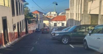 Viaturas ocupam, por vezes, espaço na via de circulação.