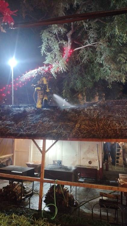 Beatas de cigarro terão estado na origem de incêndio numa barraca de bolo do caco (com fotos e vídeos)