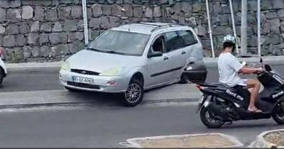 Carro fica preso em separador na Cancela (com vídeo)