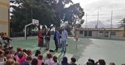 A iniciativa começou pelo Externato de São João e pela Escola Cruz de Carvalho, estendendo-se agora a outras escolas da freguesia.