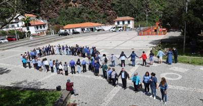 São Vicente assinala Mês da Prevenção dos Maus-Tratos na Infância com laço azul humano