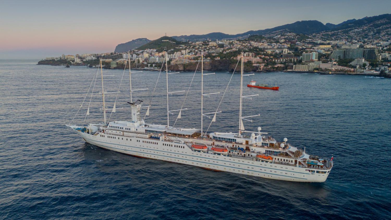 Navio de cruzeiro ‘Wind Surf’ regressa ao Funchal 15 anos depois