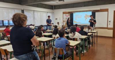 Alunos da Gonçalves Zarco apresentaram sessão “25 de Abril: a Revolução dos Cravos de 1974”