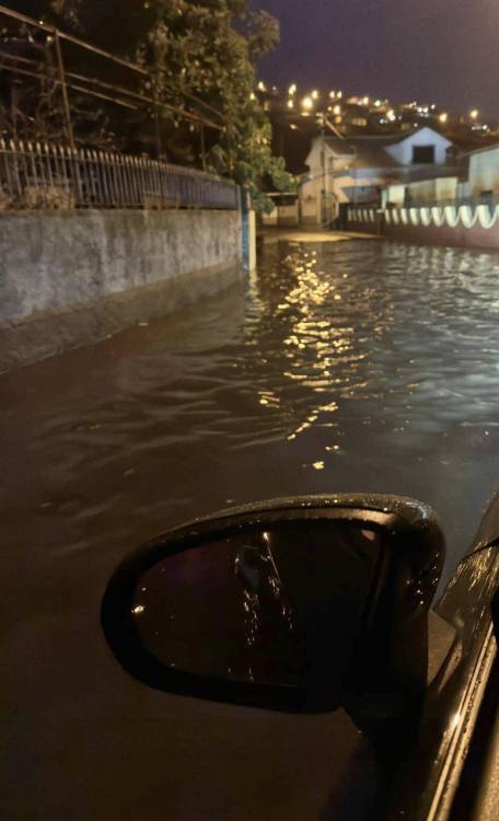 Chuva inunda estrada no Estreito de Câmara de Lobos