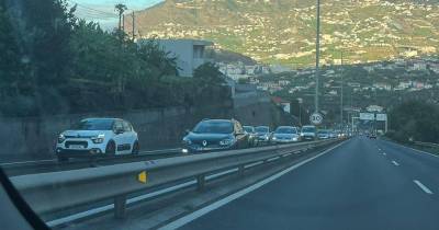 Carro avariado na via rápida em São Martinho congestiona trânsito até Câmara de Lobos