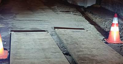 Chapas de madeira com pregos em obra pública em Gaula danifica viaturas