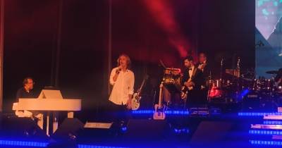 Albuquerque e filho Afonso sobem ao palco para interpretar “Your Song”, de Elton John