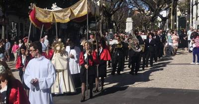 Fiéis celebram ressurreição de Cristo (com fotos)