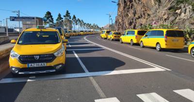 A manifestação percorreu a Avenida Sá Carneiro.