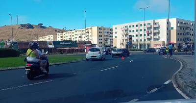 Colisão na rotunda da Avenida Mário Soares provoca danos materiais