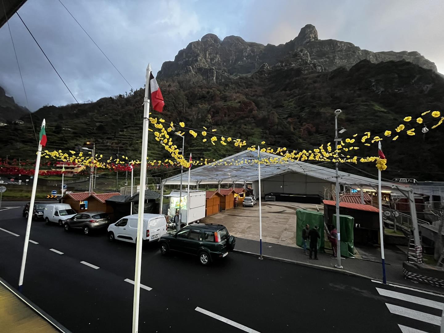 Continuam os preparativos na praceta para a IX Mostra da Poncha e do Mel da Serra de Água.