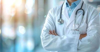 Horas extra nas urgências podem valer aos médicos entre 40% a 80% do salário