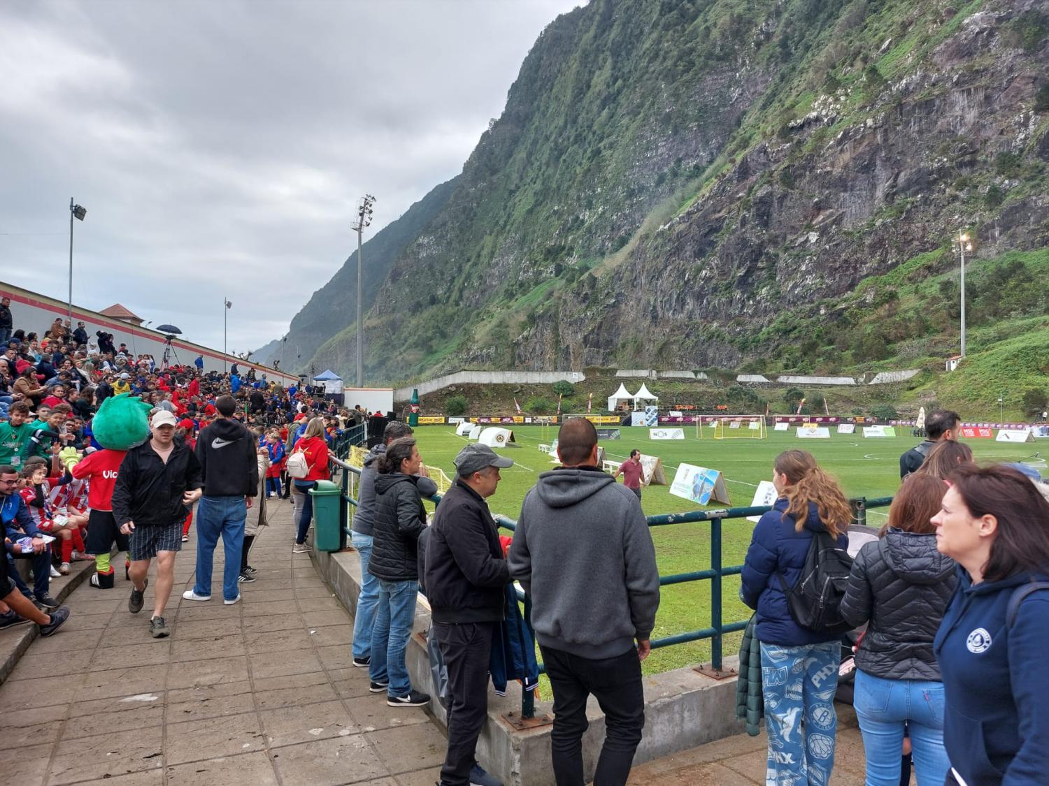 Muita gente para assistir ao início do evento.