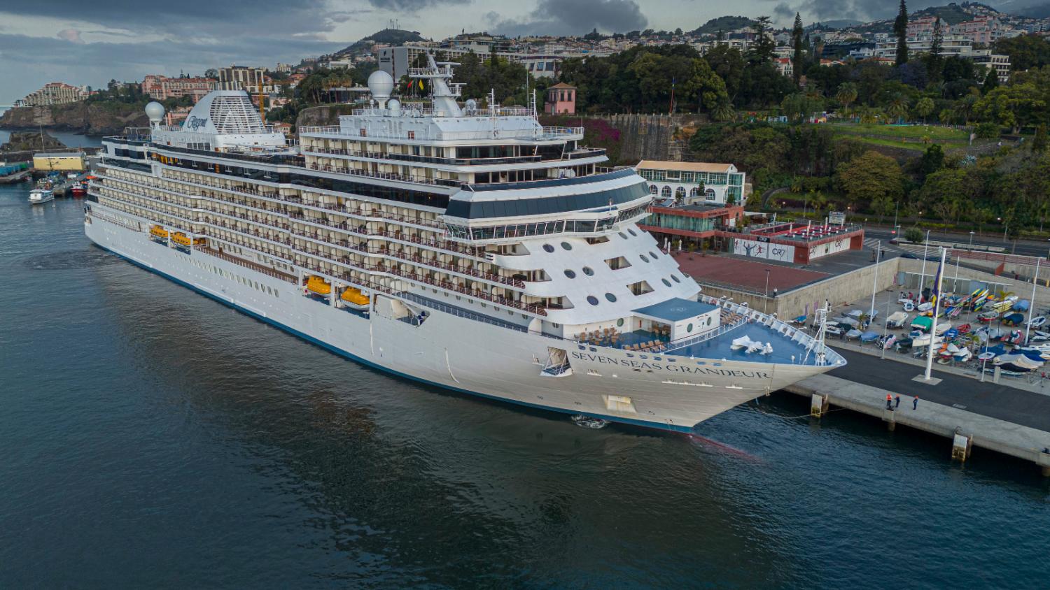 Seven Seas Grandeur estreia-se hoje no Funchal (com fotos)