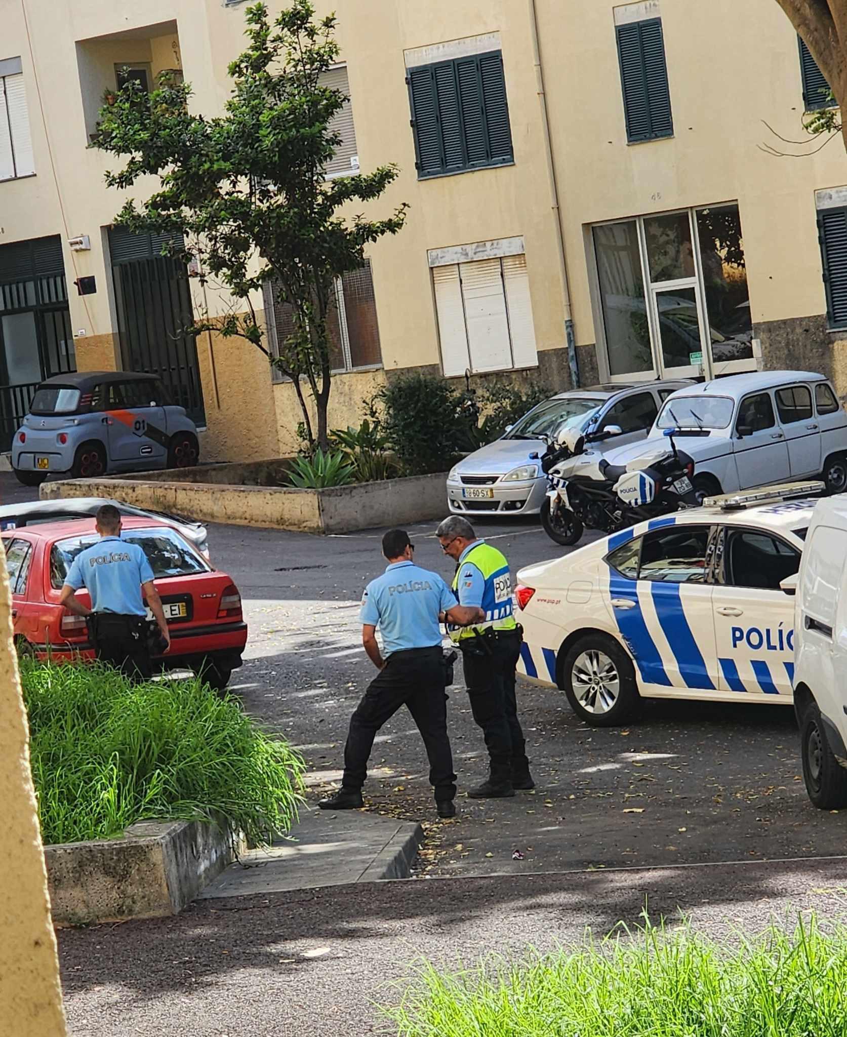 Carro roubado junto ao Mercado dos Lavradores recuperado na Nazaré