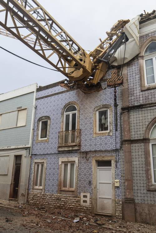 Queda de grua na Figueira da Foz obriga a realojamento de seis pessoas