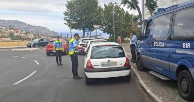 Polícia a efetuar uma fiscalização rodoviária - operação stop