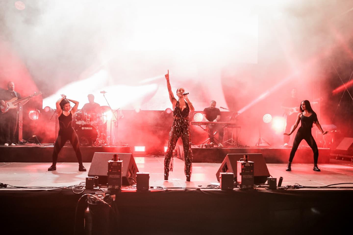 Ana Malhoa ‘subiu a temperatura’ de milhares em Câmara de Lobos (com fotos)