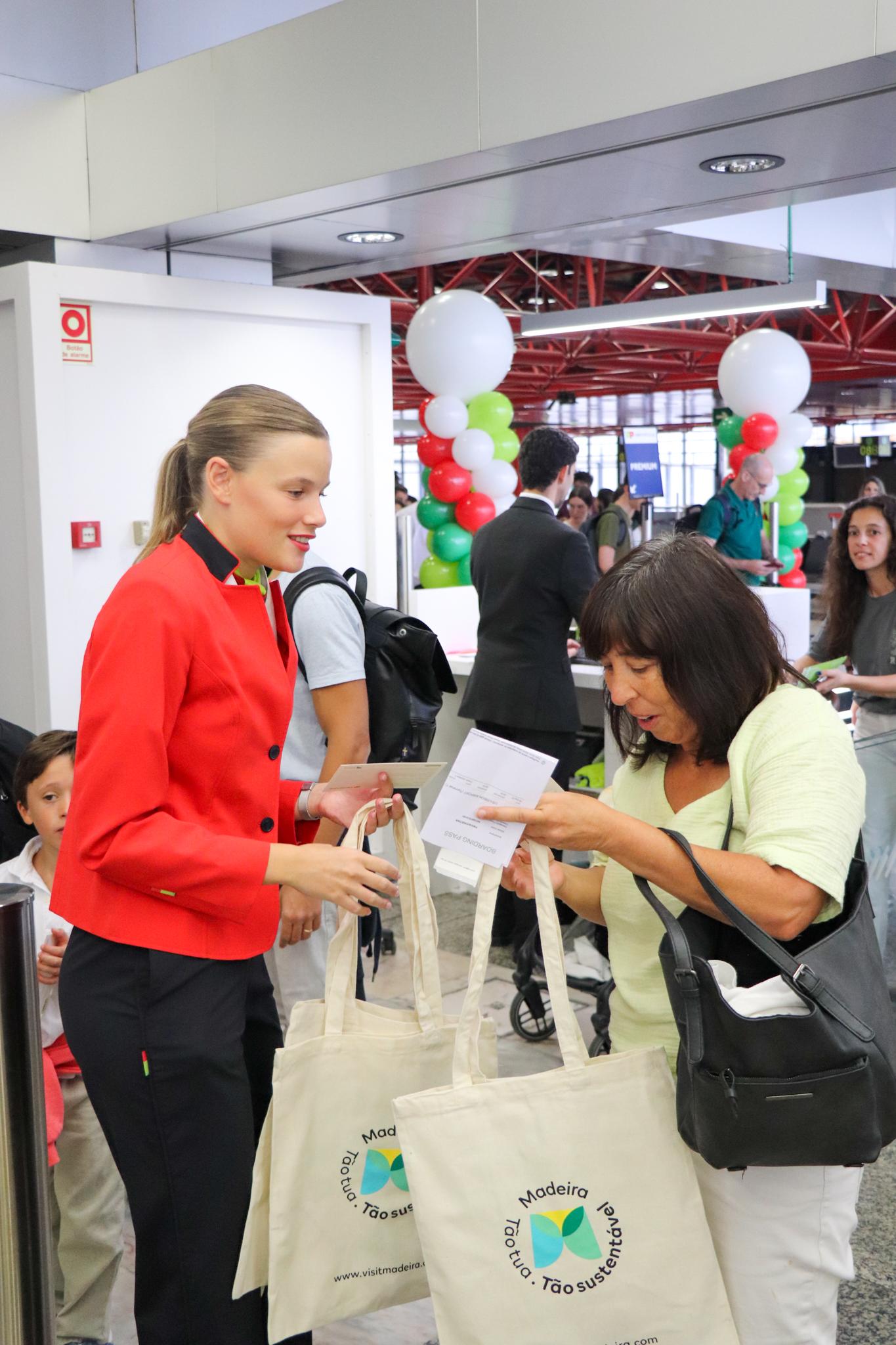 Aeroporto de Lisboa assinala 65 anos da rota para o Porto Santo com oferta de brindes a passageiros (com fotos)