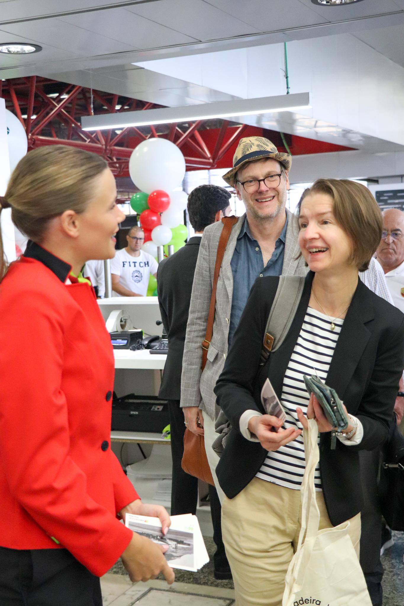 Aeroporto de Lisboa assinala 65 anos da rota para o Porto Santo com oferta de brindes a passageiros (com fotos)