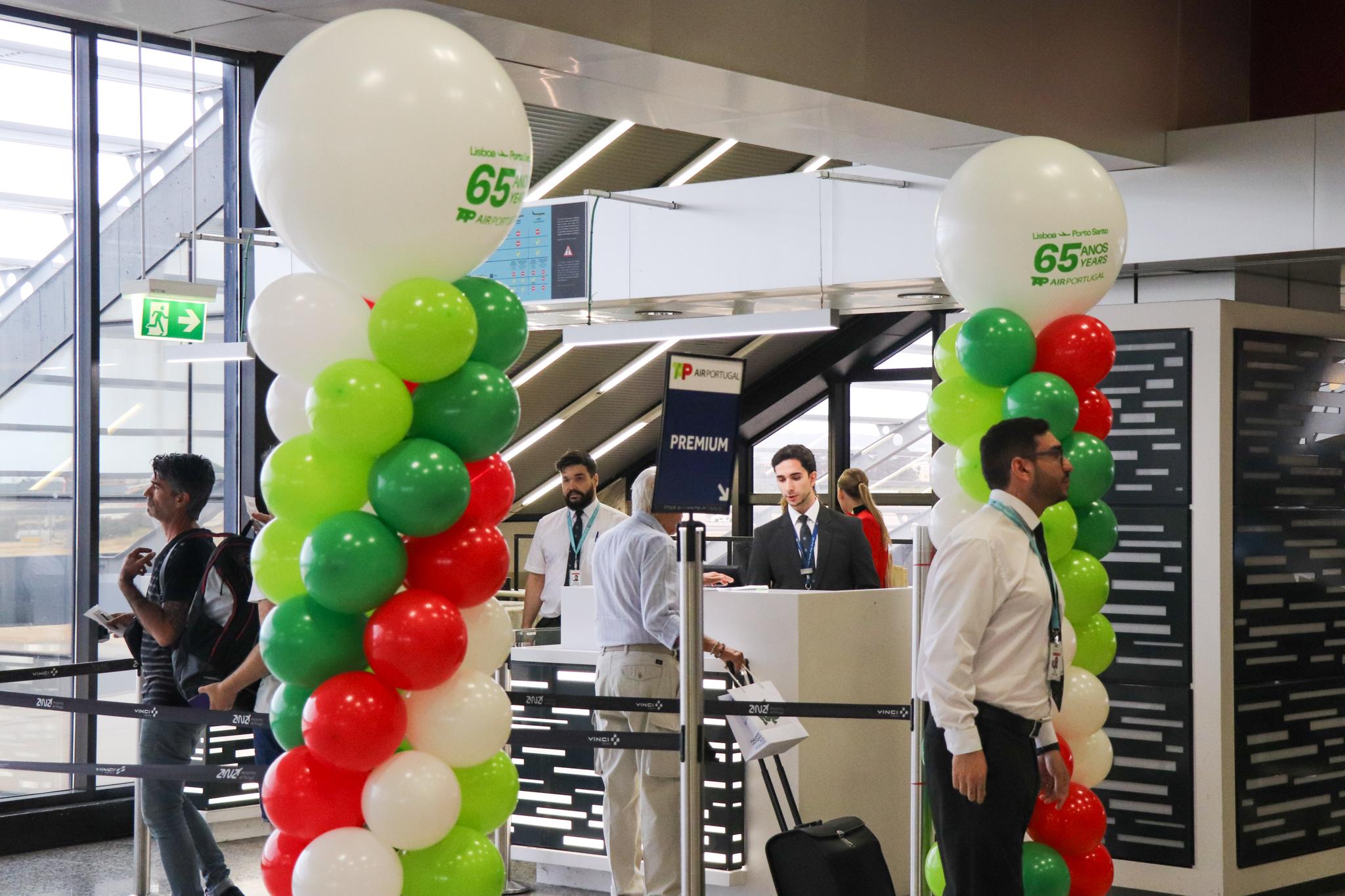Aeroporto de Lisboa assinala 65 anos da rota para o Porto Santo com oferta de brindes a passageiros (com fotos)