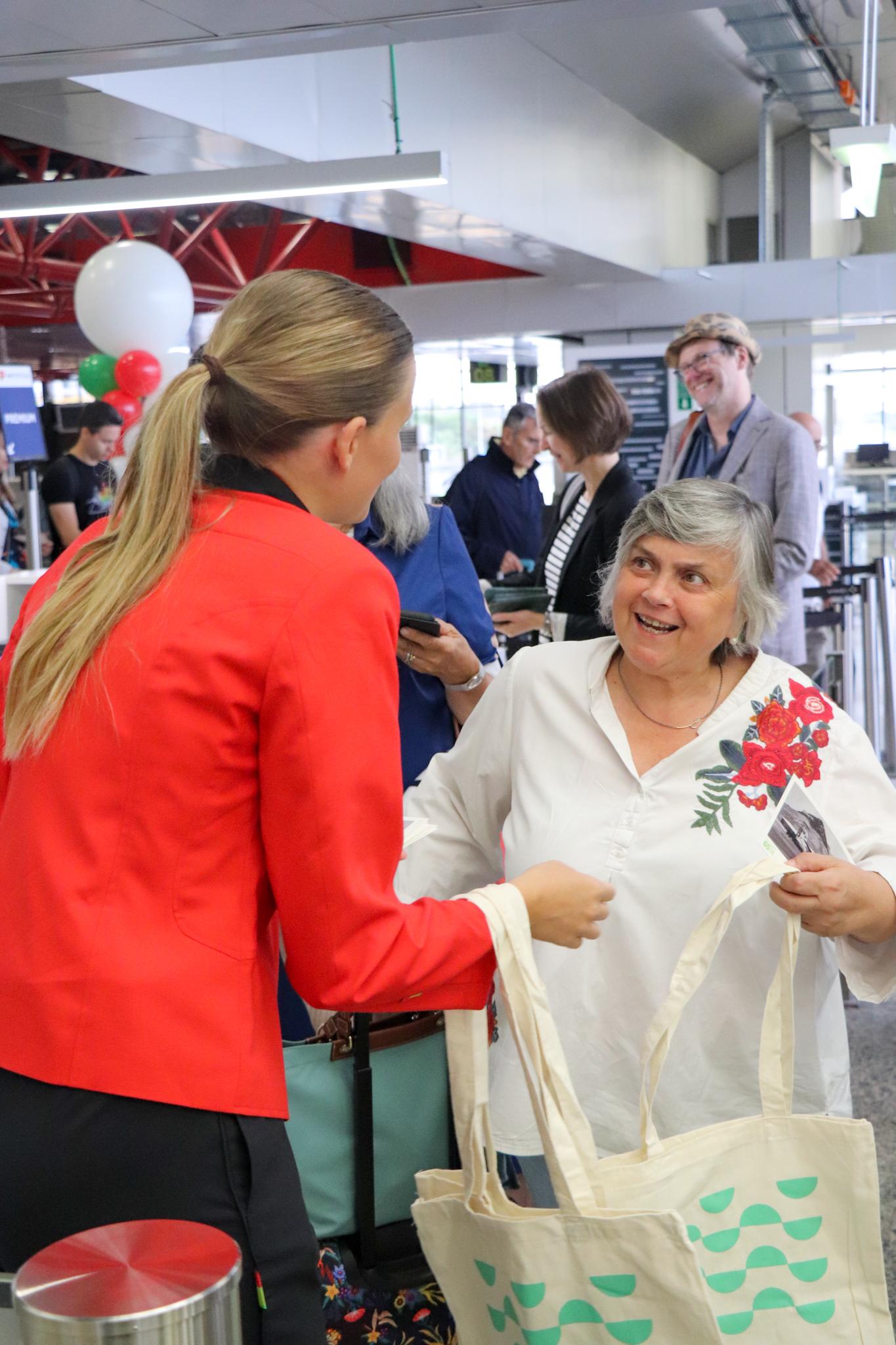 Aeroporto de Lisboa assinala 65 anos da rota para o Porto Santo com oferta de brindes a passageiros (com fotos)
