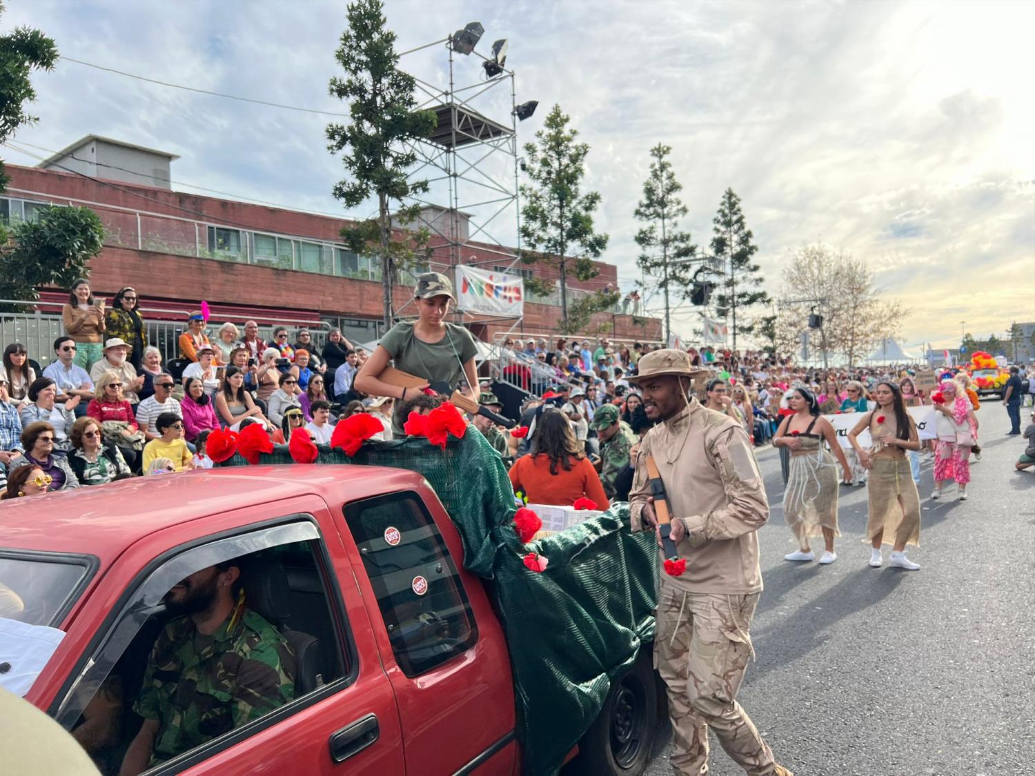 Dos 750 foliões inscritos houve quem quisesse lembrar a Revolução dos Cravos.